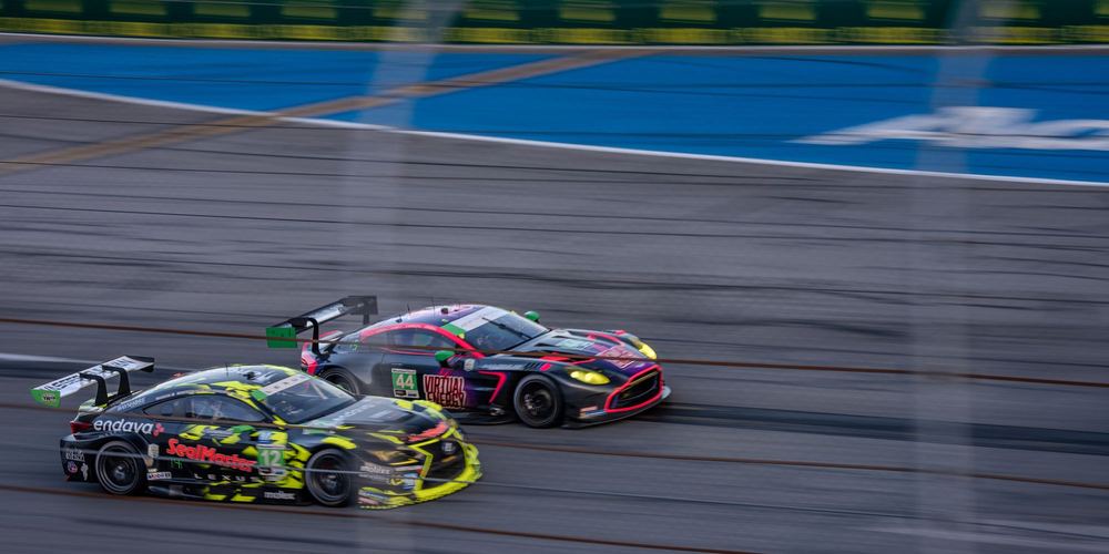 GT3 · Two-car battle, Neon vs dark