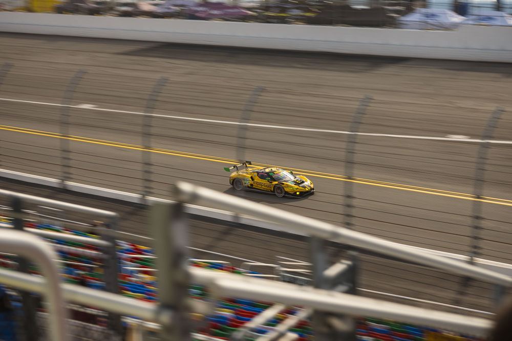 GT3 · Yellow, Through the grandstand rails