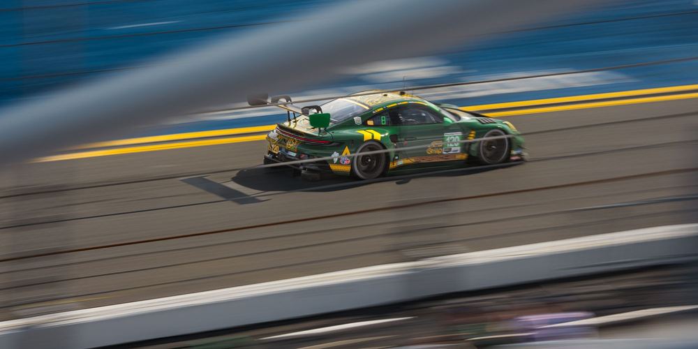 GT3 · Green and gold, Through the fence